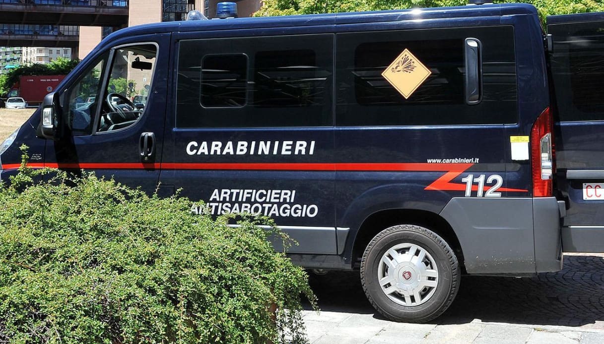 In classe a Lecce con 14 bombe carta nello zaino in classe, 15enne scoperto dalla preside: cosa voleva fare