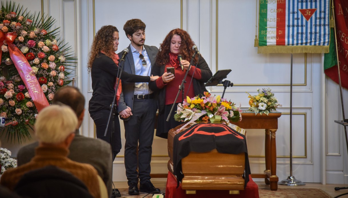 In centinaia al funerale di Licia Pinelli a Milano, sulla bara anche la bandiera anarchica: il video