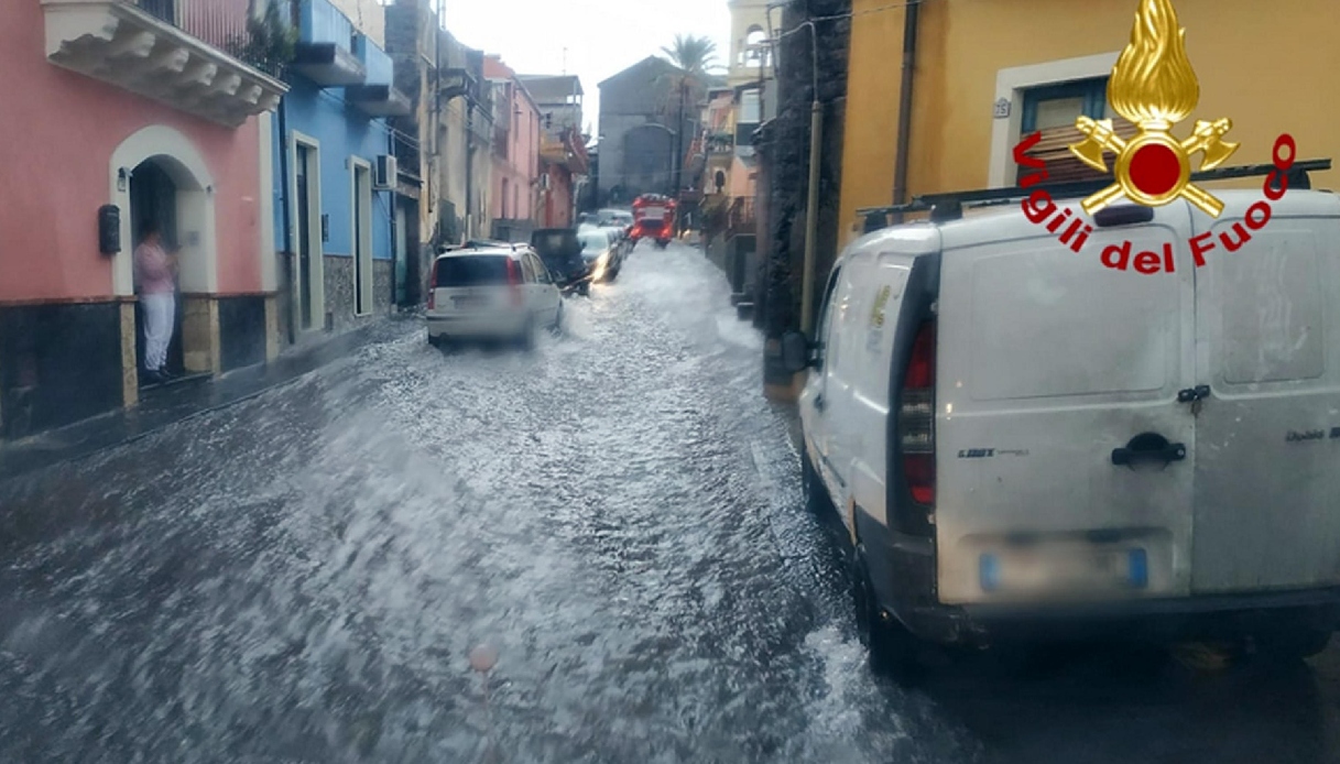 Maltempo e allerta rossa a Catania, situazione critica ad Acireale: strade allagate e persone bloccate in auto