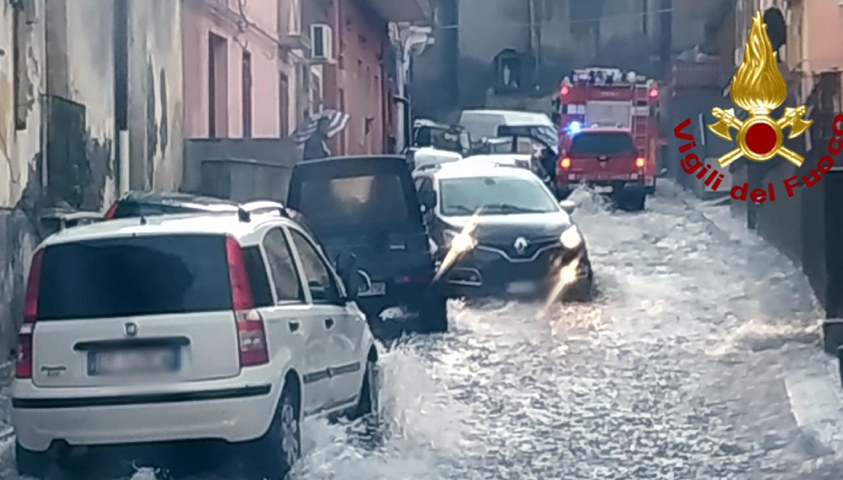 Maltempo e allerta rossa a Catania, situazione critica ad Acireale: strade allagate e persone bloccate in auto