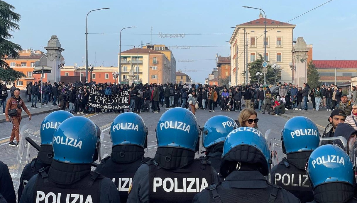 Scontri a Bologna, Giorgia Meloni attacca “certa sinistra che foraggia i facinorosi” dopo i poliziotti feriti