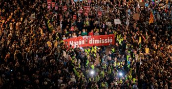 migliaia-in-piazza-a-valencia-per-chiedere-dimissioni-governatore-2