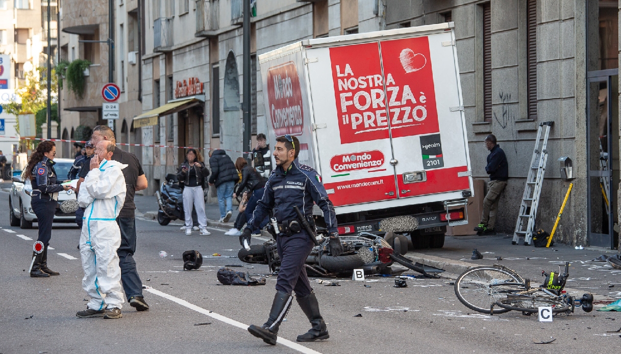 Incidente in zona Affori a Milano tra auto, moto e bici: muore un 20enne, due feriti nello schianto