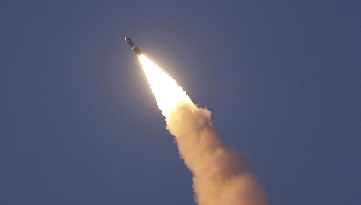 https://wips.plug.it/cips/notizie.virgilio.it/cms/2024/11/missile-balistico-intercontinentale-icbm-russia.jpg