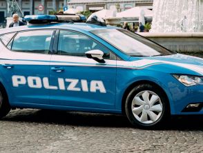 Si lancia dall'auto in corsa a Napoli per sfuggire alle molestie: 19enne in trappola, pensava fosse un taxi