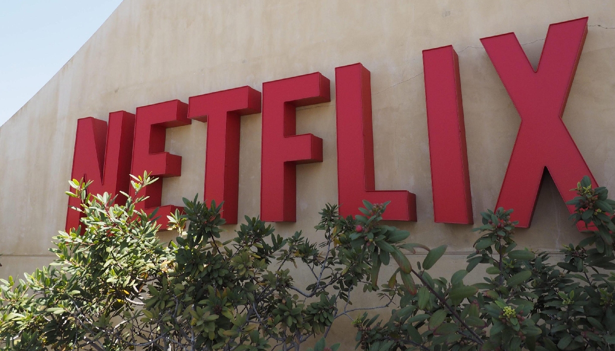 Netflix sospettata di frode fiscale, perquisizioni nelle sedi di Parigi e Amsterdam: la versione dell'azienda