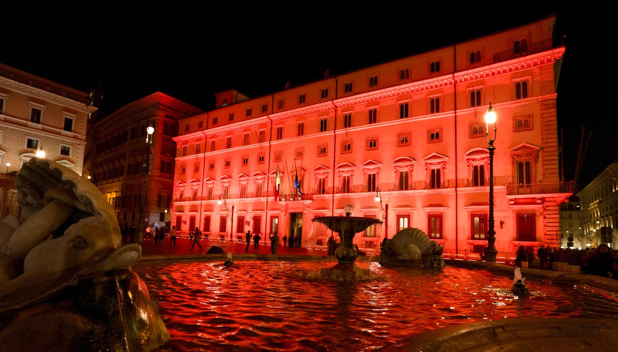 https://wips.plug.it/cips/notizie.virgilio.it/cms/2024/11/palazzo-chigi-rosso.jpg