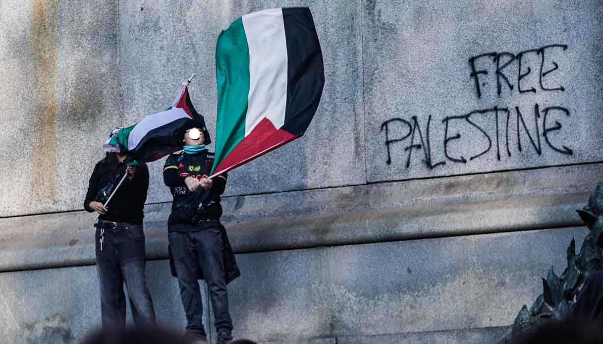 Lancio di uova e libri