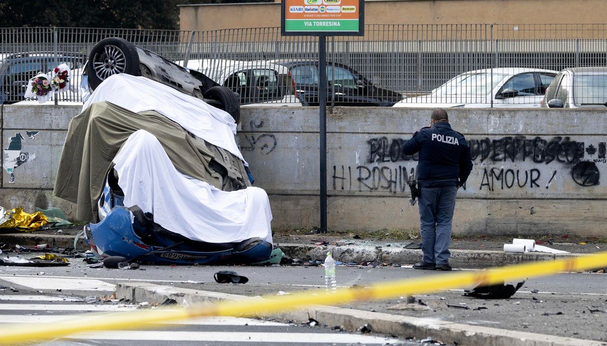 https://wips.plug.it/cips/notizie.virgilio.it/cms/2024/11/poliziotto-morto-incidente-roma-volanti-scontro-rottami-1.jpg