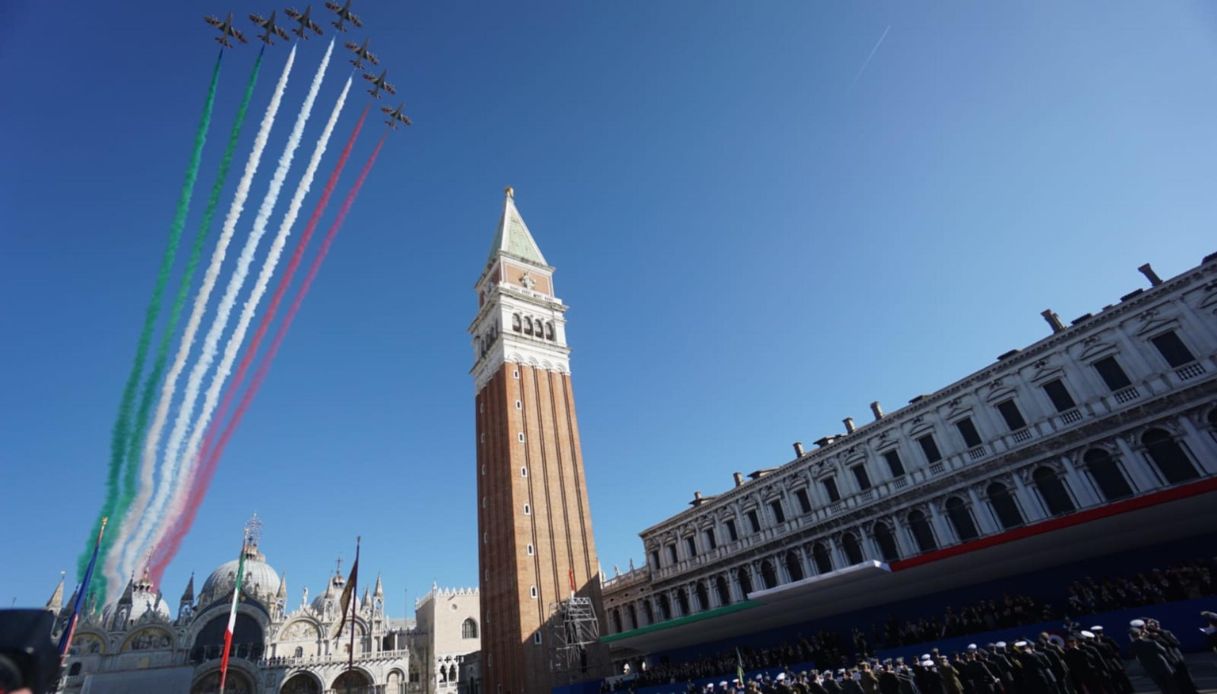 https://wips.plug.it/cips/notizie.virgilio.it/cms/2024/11/prof-frecce-tricolori-post.jpg