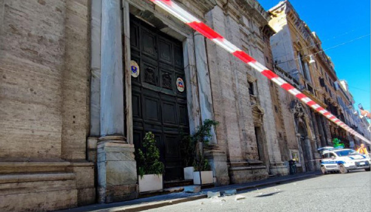 Crollano pezzi di cornicione da una chiesa in via del Corso a Roma: un ferito, l