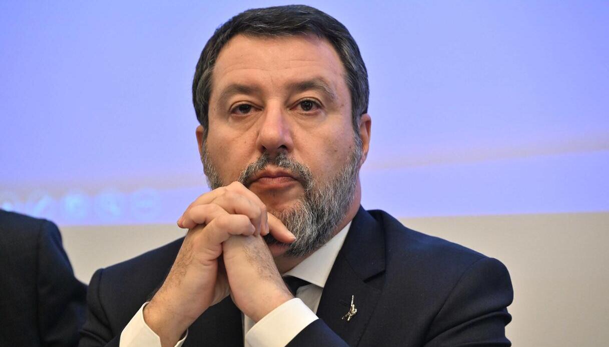 https://wips.plug.it/cips/notizie.virgilio.it/cms/2024/11/salvini-centri-sociali-scontri-bologna-milano.jpg