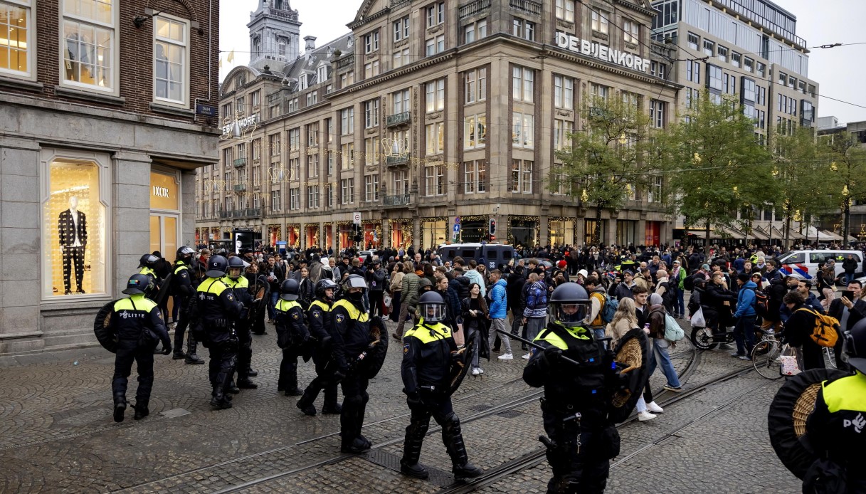 https://wips.plug.it/cips/notizie.virgilio.it/cms/2024/11/scontri-polizia-manifestanti-amsterdam.jpg