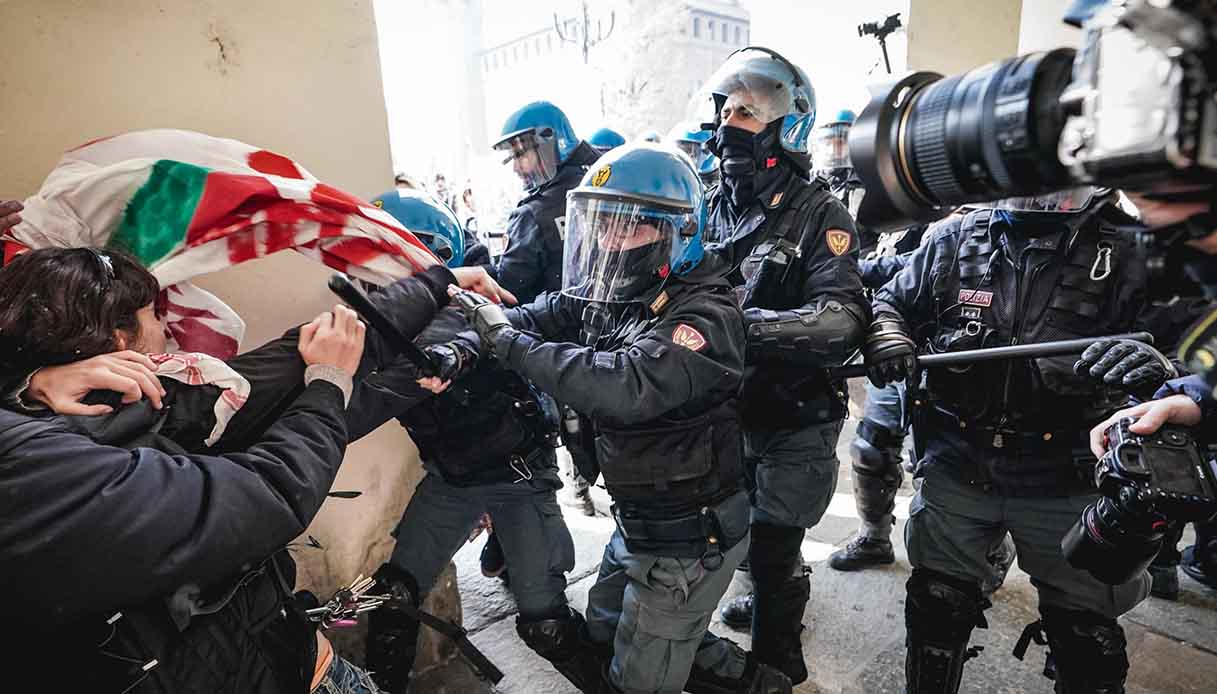 A Torino scontri tra manifestanti e polizia al corteo Pro Palestina: esplode un ordigno, feriti 15 agenti