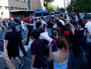 Scontri in Sapienza a Roma tra collettivi e Azione Universitaria, tensione nei viali dell'università: il video