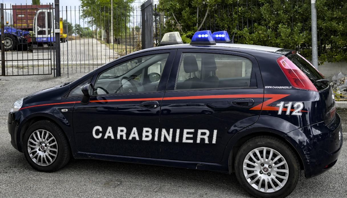 18enne accerchiato e picchiato dopo aver difeso un amico a Sorrento vicino Napoli: arrestati sei giovani