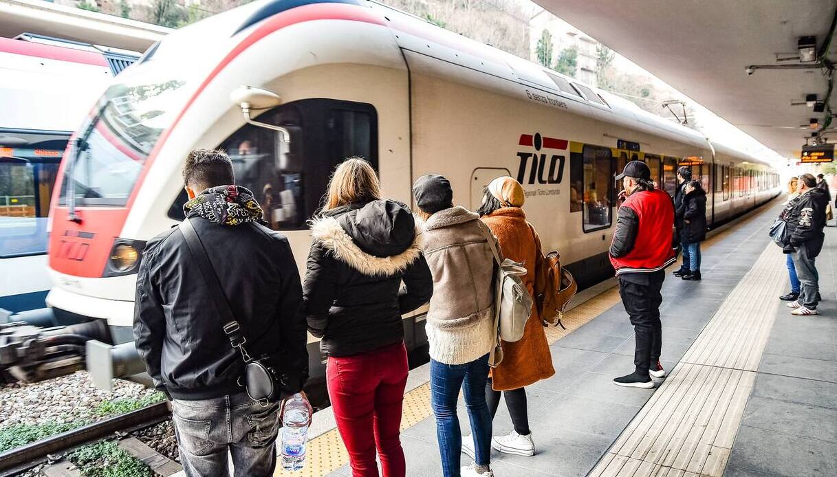 https://wips.plug.it/cips/notizie.virgilio.it/cms/2024/11/treno-tilo-milano-passeggeri.jpg