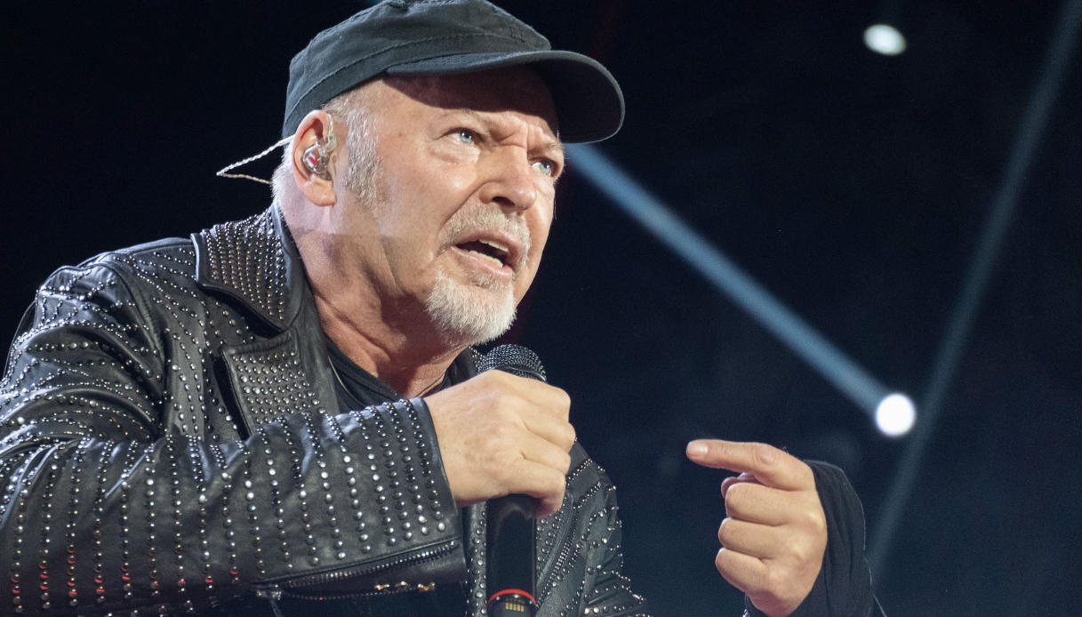 Vasco Rossi e il fascismo, attacco al governo nel post dedicato al padre deportato: "Sono tornati"