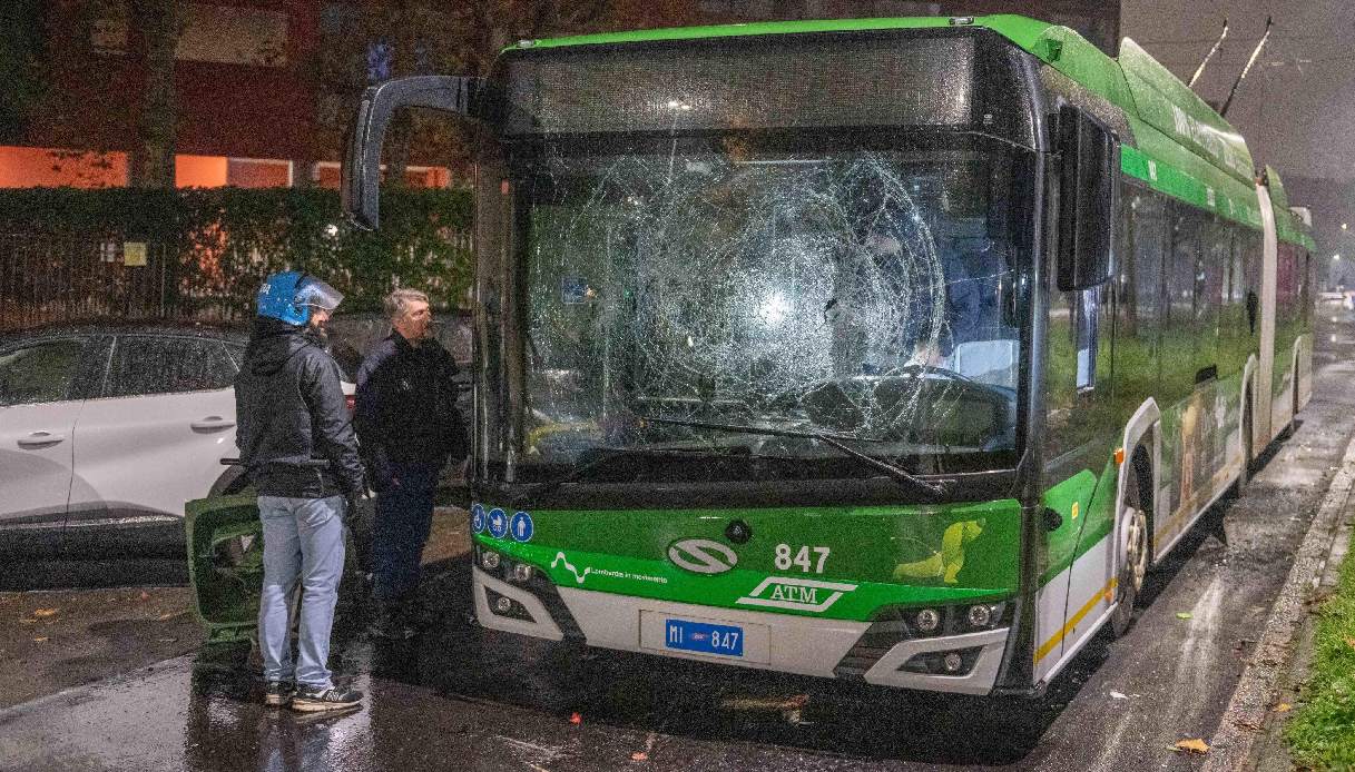 Autobus distrutto a Corvetto