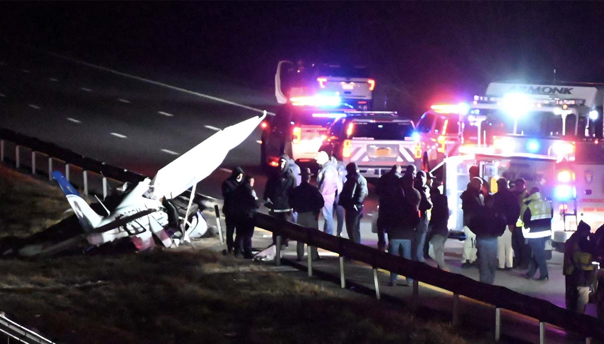 aereo schianto autostrada new york incidente