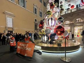 Albero di Natale Fendi imbrattato da Ultima Generazione a Roma, blitz con la vernice nera