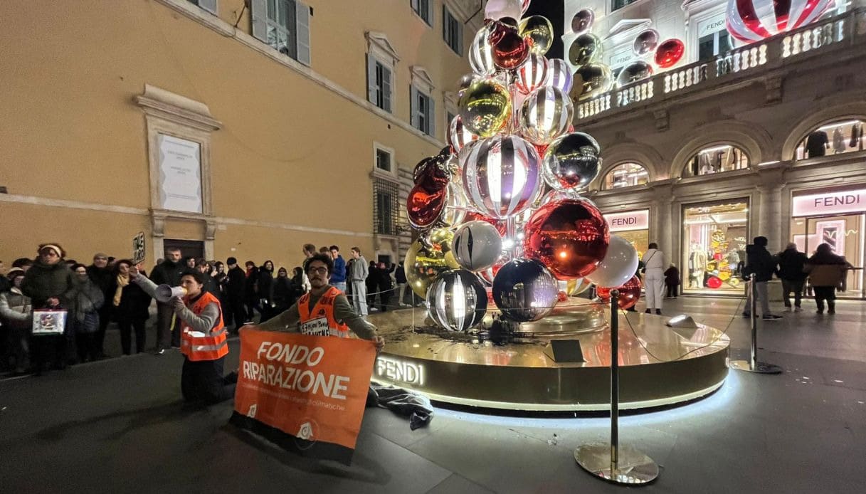 Albero di Natale Fendi imbrattato da Ultima Generazione a Roma, blitz con la vernice nera