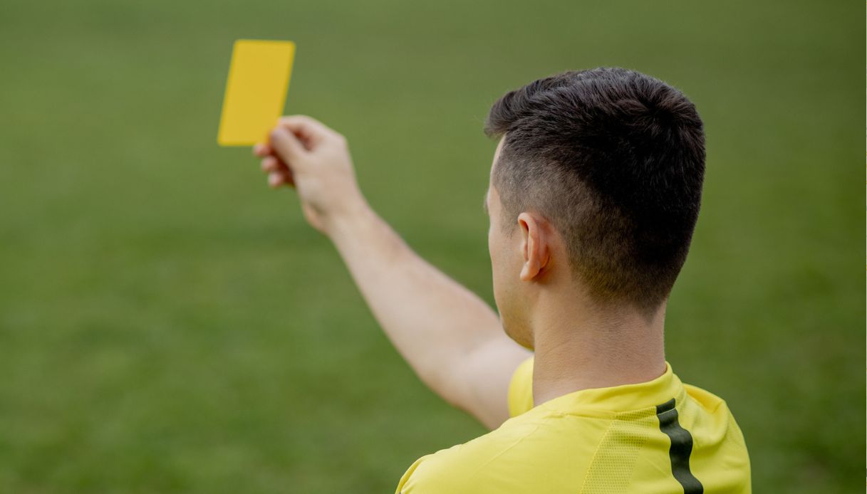 Arbitro accusato di razzismo contro un calciatore del Balconevisi a Pisa: "Vaffa*****, torna al tuo Paese"