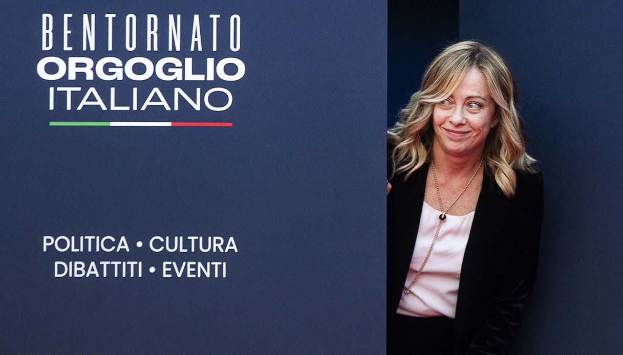Manifesti di FdI per Atreju 2024 dai gay e Lilli Gruber a Ilaria Salis e David Parenzo: attacchi sui social