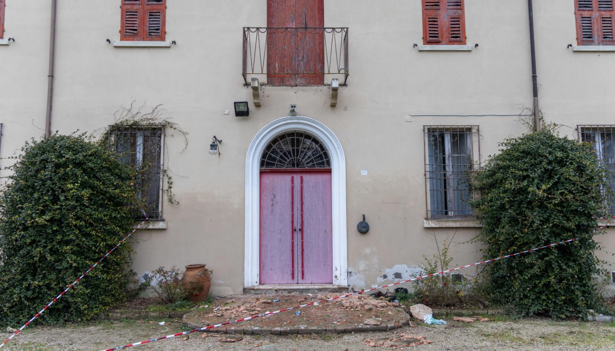 Balcone crollato durante la gita scolastica a Riva del Po vicino Ferrara, feriti l