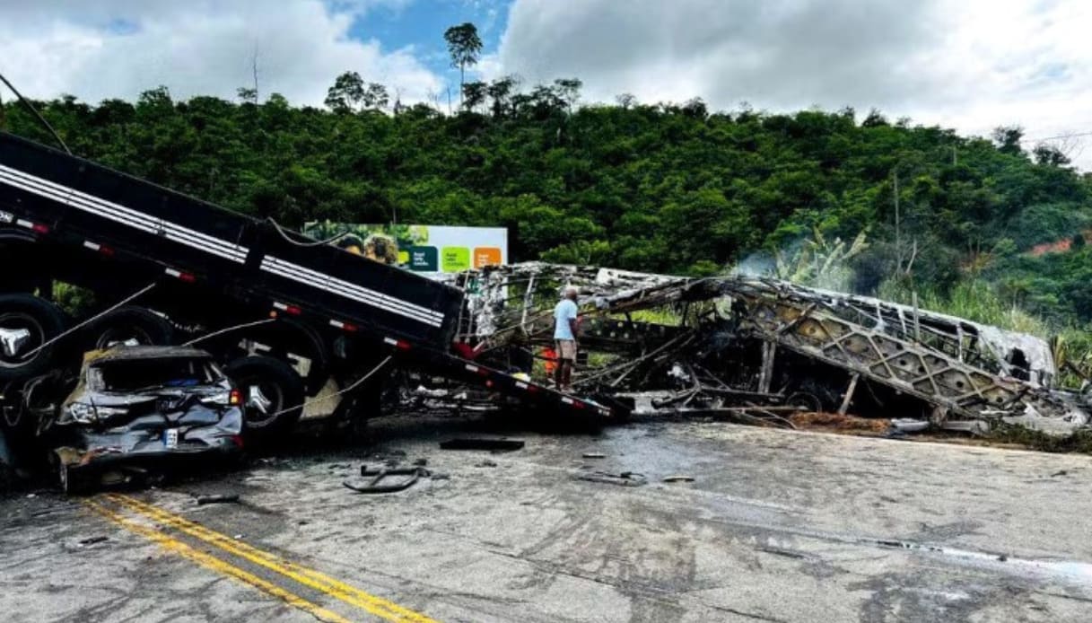 https://wips.plug.it/cips/notizie.virgilio.it/cms/2024/12/brasile-incidente-autobus-camion-morti.jpg