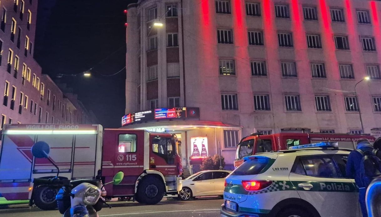 Paura al cinema Anteo di Milano, principi di incendio e sale evacuate: panico tra gli spettatori