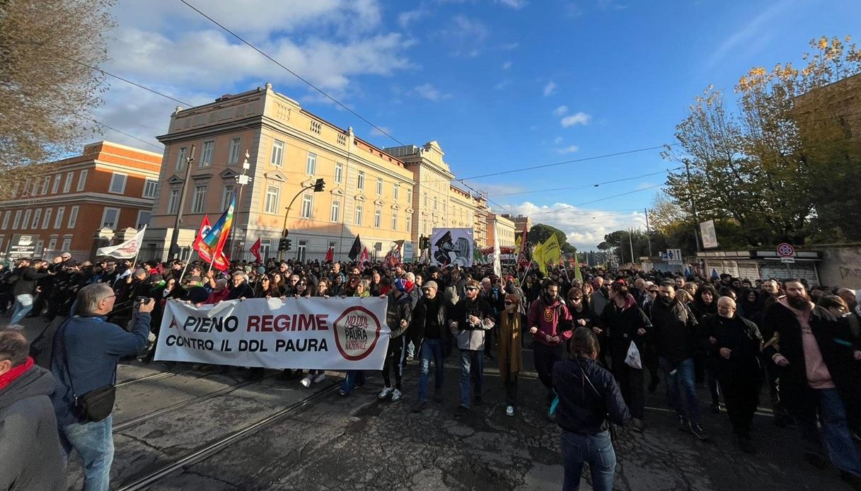 Corteo A Roma Contro Il Ddl Sicurezza: Bacio Di Meloni A Mussolini ...