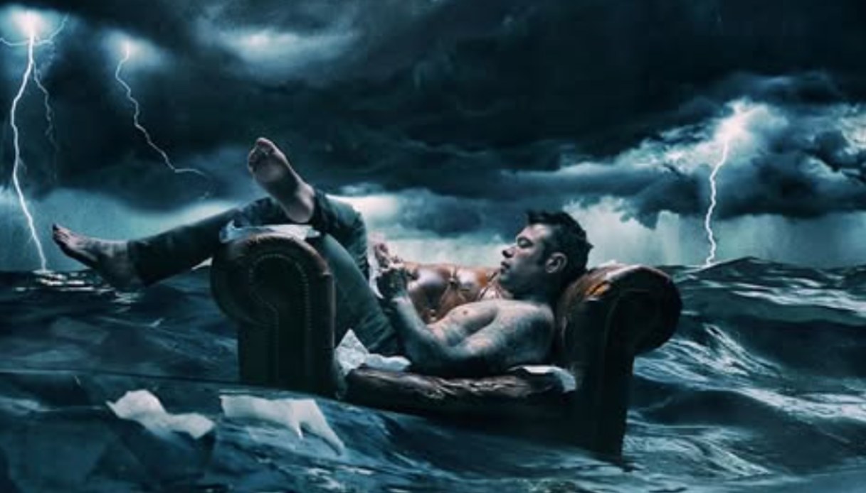 Fedez su una poltrona in un mare in tempesta per Battito