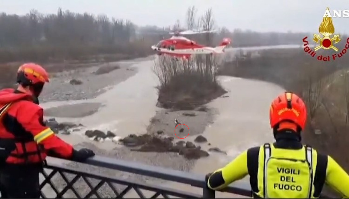 Scende nel fiume per scattarsi un selfie vicino a Reggio Emilia ma rimane bloccata: il video del salvataggio