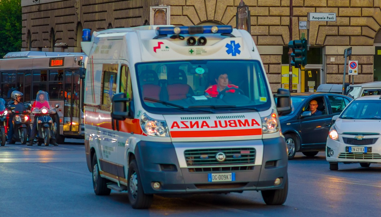 Ambulanza contro un muro a Fivizzano, morto il paziente a bordo e grave un soccorritore