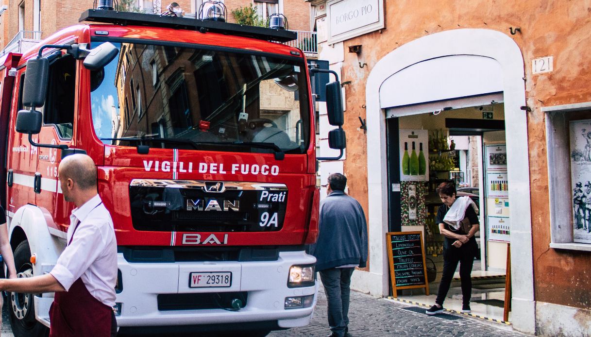 Fuga di gas in un ristorante di Milano, evacuato tutto il condominio: cinque persone intossicate dal monossido