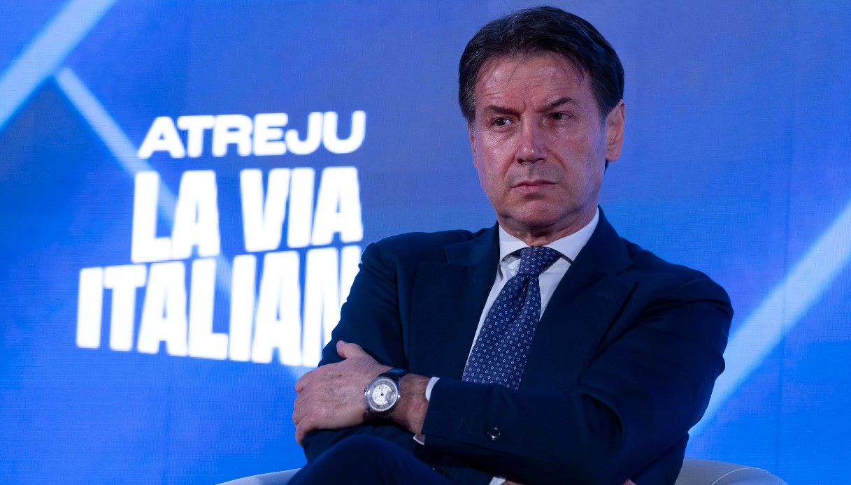 https://wips.plug.it/cips/notizie.virgilio.it/cms/2024/12/giuseppe-conte-pd-grillo-atreju.jpg