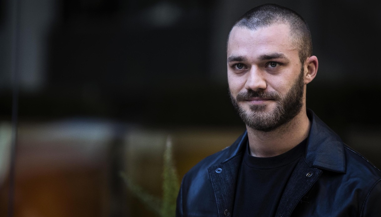 Lorenzo Richelmy a Le Iene svela di essere vittima di stalking da 10 anni in un video: "Ti ho già denunciato"