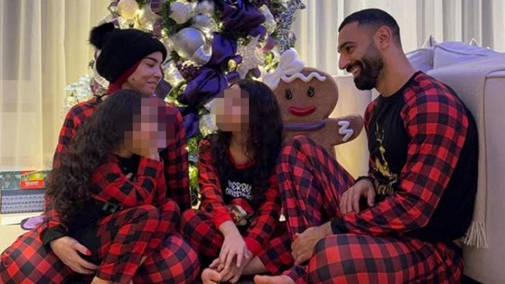 Mohamed Salah sotto l'albero di Natale, insulti e minacce su Instagram
