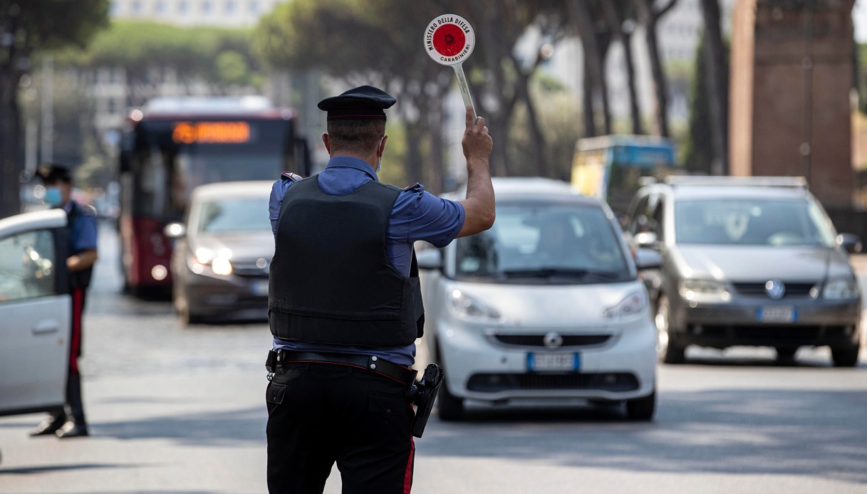 Il nuovo codice della strada fa scattare decine di multe, dai monopattini in città ai primi alcolock