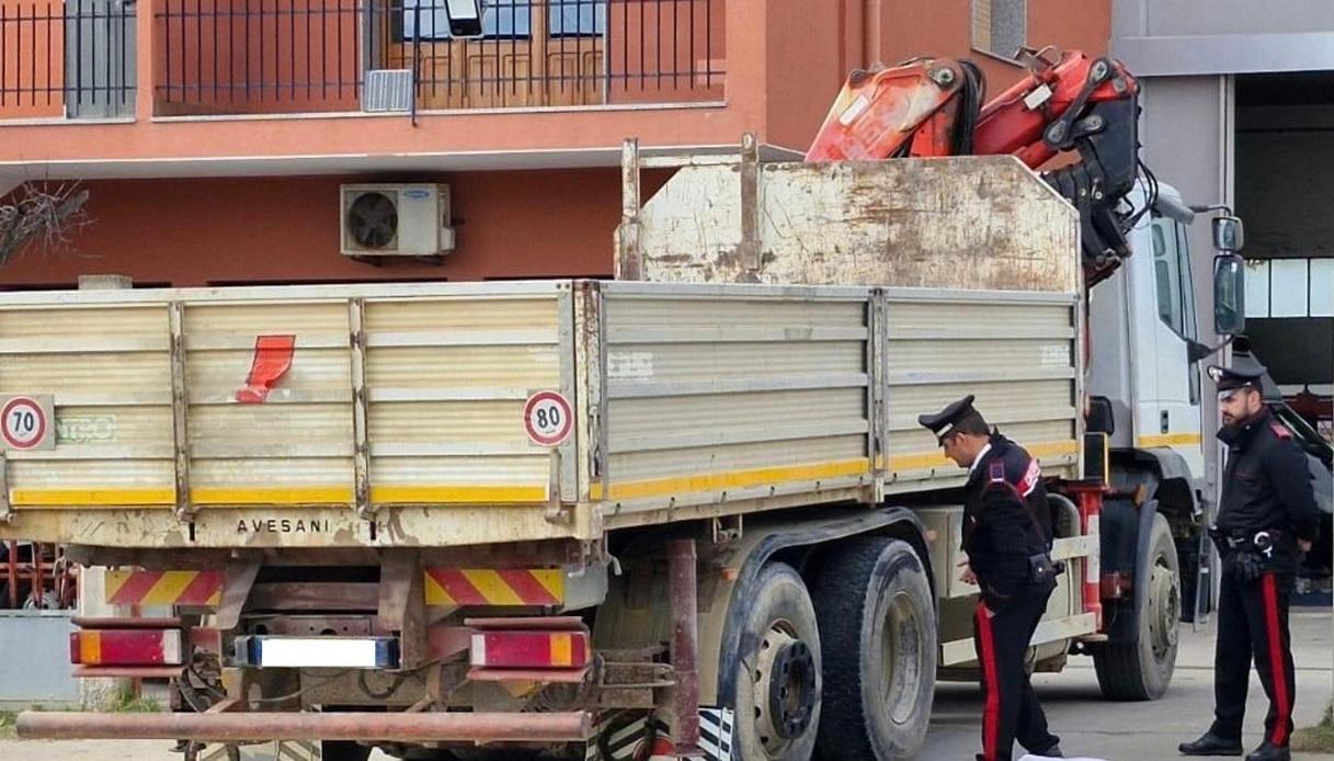 Operai schiacciati dal camion a Elmas a Cagliari, un morto e un ferito grave