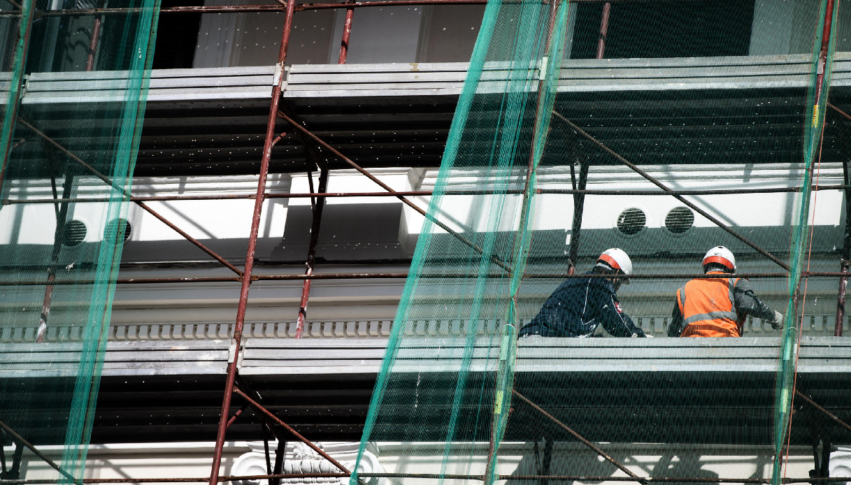 operai al lavoro in cantiere