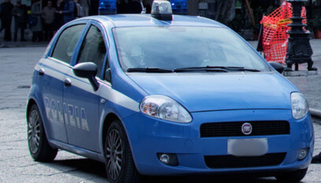 Partorisce in strada e vaga per Palermo col neonato in braccio, Polizia segue le tracce di sangue e li salva