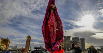 piazza-municipio-napoli-vagina
