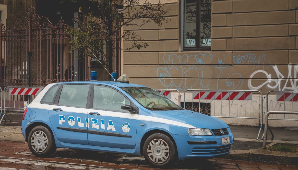 Operaio Amsa morto a Milano schiacciato tra auto e camion dei rifiuti