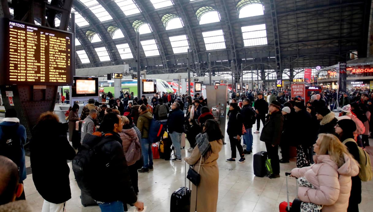 Macchinista investito e ucciso dal treno a Rubiera, era dipendente di Mercitalia: linea Milano Bologna sospesa