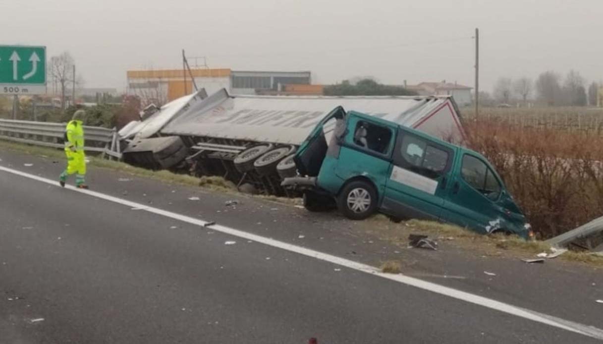 https://wips.plug.it/cips/notizie.virgilio.it/cms/2024/12/scontro-autostrada-a4-incidente.jpg