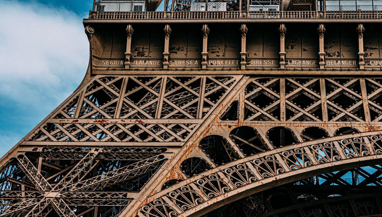 https://wips.plug.it/cips/notizie.virgilio.it/cms/2024/12/tour-eiffel-parigi.jpg