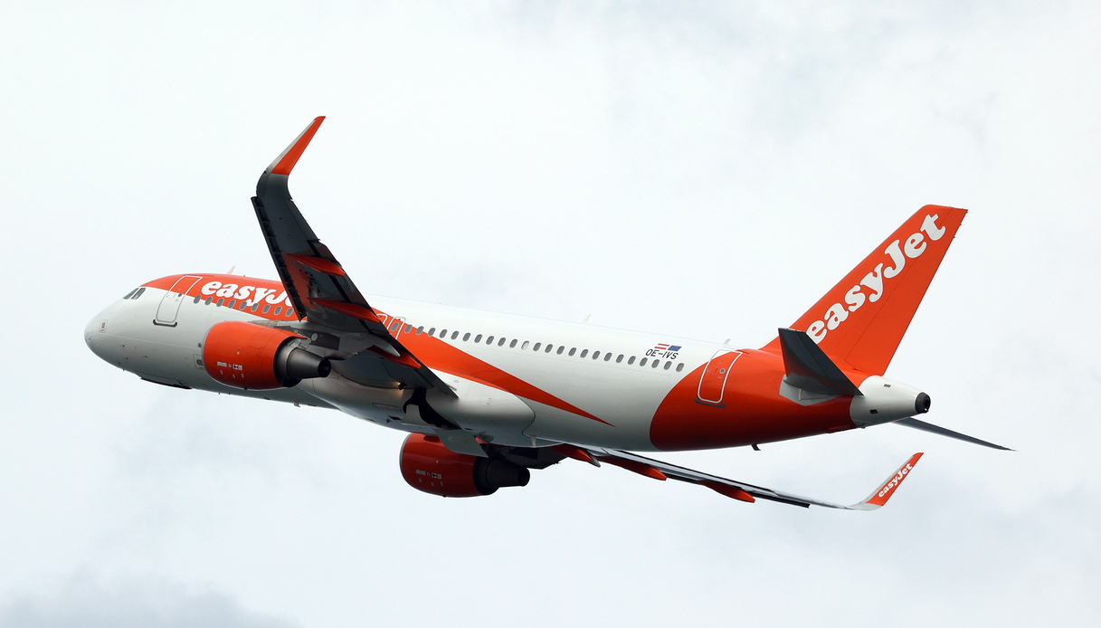 Aereo Easyjet diretto a Londra atterra a Bari, una passeggera voleva aprire il portellone: parla un testimone