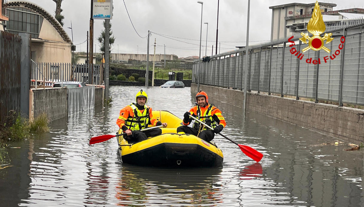 Allerta meteo a Catania, a Randazzo esonda il torrente Nunziata e strade allagate: il video